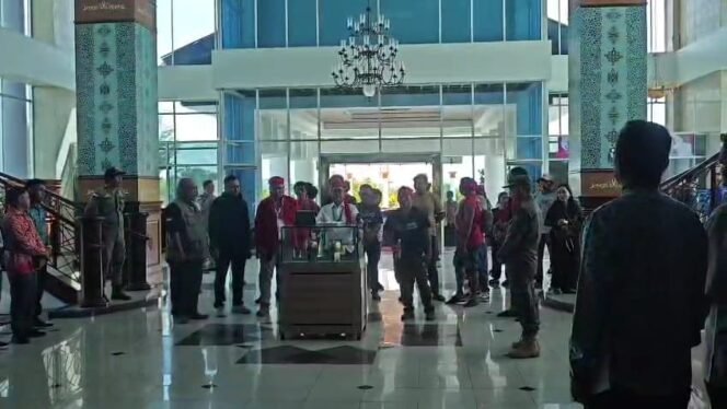 
					Tangkapan layar kedatangan Wabup Nunukan, Hermanus bersama sejumlah Pasukan Merah ke Gedung Pemkab Nunukan, Jumat (6/3/2026) yang dinarasikan ada luapan emosi akibat keretakan hubungan antara Wabup dan Bupati Irwan Sabri.