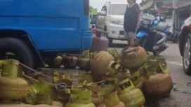 Tumpukan tabung LPG melon milik warga Nunukan yang antre menunggu isi ulang.