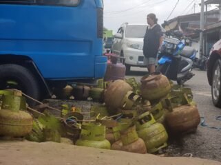 Tumpukan tabung LPG melon milik warga Nunukan yang antre menunggu isi ulang.
