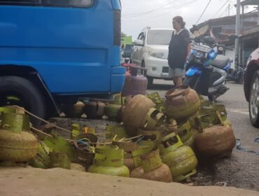 Tumpukan tabung LPG melon milik warga Nunukan yang antre menunggu isi ulang.