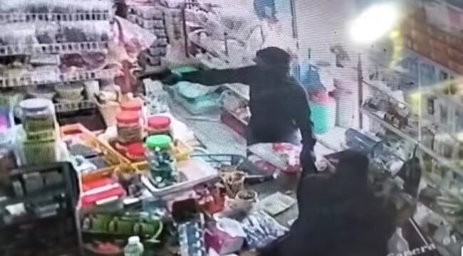 Tangkapan layar CCTV dari sebuah aksi perampokan di sebuah Toko Sembako di Jalan Jenderal Sudirman, Desa Sei Manurung, Sebatik. 