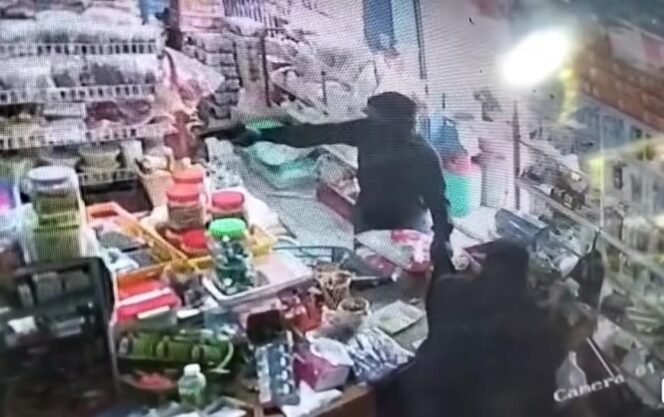 
					Tangkapan layar CCTV dari sebuah aksi perampokan di sebuah Toko Sembako di Jalan Jenderal Sudirman, Desa Sei Manurung, Sebatik. 