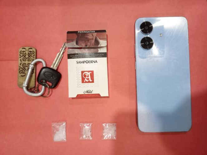 
					Barang bukti kasus 1,45 gram narkoba yang diamankan dari F (33) warga Jalan Ahmad Yani, Nunukan Timur saat operasi narkoba di Dermaga Speed boat Bambangan, Pulau Sebatik. Dok.Polres Nunukan.