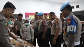 Kapolres Nunukan, AKBP Bonifasius Rumbewas saat memantau langsung hasil tes urin bagi para PJU Polres Nunukan. Dok.Polres Nunukan.