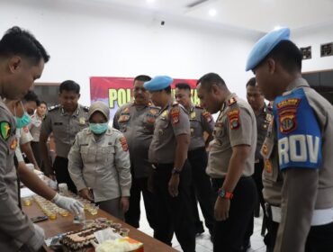 Kapolres Nunukan, AKBP Bonifasius Rumbewas saat memantau langsung hasil tes urin bagi para PJU Polres Nunukan. Dok.Polres Nunukan.