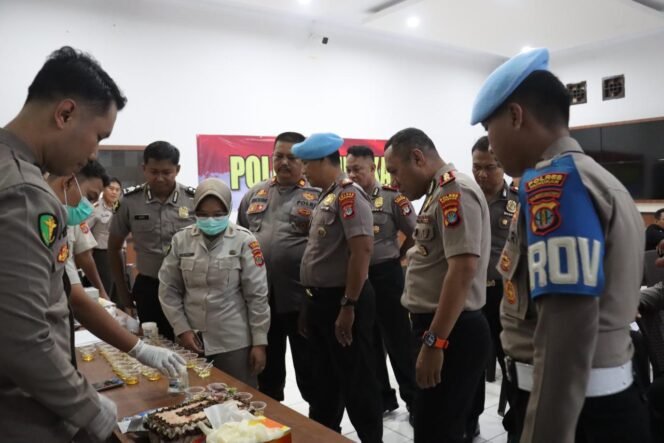 
					Kapolres Nunukan, AKBP Bonifasius Rumbewas saat memantau langsung hasil tes urin bagi para PJU Polres Nunukan. Dok.Polres Nunukan.