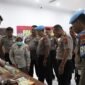 Kapolres Nunukan, AKBP Bonifasius Rumbewas saat memantau langsung hasil tes urin bagi para PJU Polres Nunukan. Dok.Polres Nunukan.