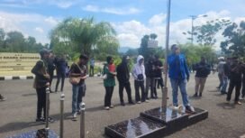 Aliansi Masyarakat Pemerhati Hukum Nunukan menggelar aksi damai di Kantor Kejari Nunukan menuntut transparansi 3 kasus dugaan korupsi yang sedang menjadi sosotan warga perbatasan RI - Malaysia. Selasa (14/4/2026).