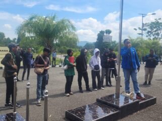 Aliansi Masyarakat Pemerhati Hukum Nunukan menggelar aksi damai di Kantor Kejari Nunukan menuntut transparansi 3 kasus dugaan korupsi yang sedang menjadi sosotan warga perbatasan RI - Malaysia. Selasa (14/4/2026).