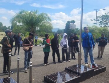 Aliansi Masyarakat Pemerhati Hukum Nunukan menggelar aksi damai di Kantor Kejari Nunukan menuntut transparansi 3 kasus dugaan korupsi yang sedang menjadi sosotan warga perbatasan RI - Malaysia. Selasa (14/4/2026).