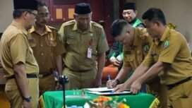 Penjabat (Pj.) Sekretaris Daerah Kabupaten Nunukan, Drs. Raden Iwan Kurniawan, mewakili Bupati Nunukan, Irwan Sabri, melantik dan mengambil sumpah/janji jabatan tiga Aparatur Sipil Negara (ASN) di lingkungan Pemerintah Kabupaten Nunukan, Selasa (14/4/2026). Dok.Prokopim.