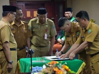 Penjabat (Pj.) Sekretaris Daerah Kabupaten Nunukan, Drs. Raden Iwan Kurniawan, mewakili Bupati Nunukan, Irwan Sabri, melantik dan mengambil sumpah/janji jabatan tiga Aparatur Sipil Negara (ASN) di lingkungan Pemerintah Kabupaten Nunukan, Selasa (14/4/2026). Dok.Prokopim.