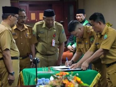 Penjabat (Pj.) Sekretaris Daerah Kabupaten Nunukan, Drs. Raden Iwan Kurniawan, mewakili Bupati Nunukan, Irwan Sabri, melantik dan mengambil sumpah/janji jabatan tiga Aparatur Sipil Negara (ASN) di lingkungan Pemerintah Kabupaten Nunukan, Selasa (14/4/2026). Dok.Prokopim.