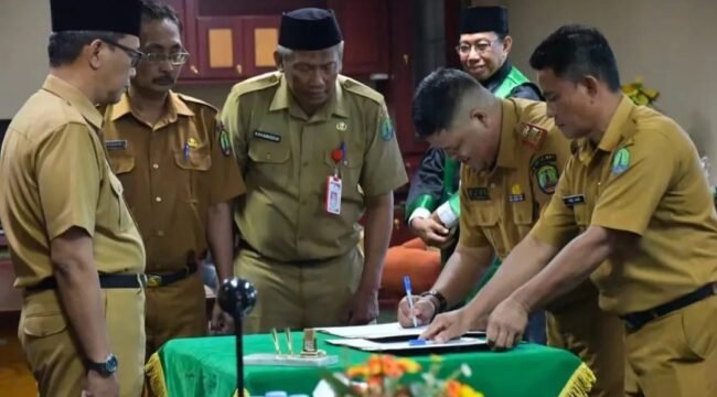 Penjabat (Pj.) Sekretaris Daerah Kabupaten Nunukan, Drs. Raden Iwan Kurniawan, mewakili Bupati Nunukan, Irwan Sabri, melantik dan mengambil sumpah/janji jabatan tiga Aparatur Sipil Negara (ASN) di lingkungan Pemerintah Kabupaten Nunukan, Selasa (14/4/2026). Dok.Prokopim.