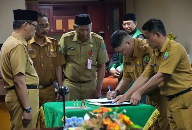 
					Penjabat (Pj.) Sekretaris Daerah Kabupaten Nunukan, Drs. Raden Iwan Kurniawan, mewakili Bupati Nunukan, Irwan Sabri, melantik dan mengambil sumpah/janji jabatan tiga Aparatur Sipil Negara (ASN) di lingkungan Pemerintah Kabupaten Nunukan, Selasa (14/4/2026). Dok.Prokopim.