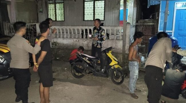 Polisi mengamankan 4 pelaku narkoba di Jalan Straat Buntu pasca viralnya video warga cekcok dengan pengedar sabu sabu. Dok.Polres Nunukan.