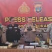 Jumpa pers kasus pengungkapan penipuan eks karywan Toko elektronik kepada pembeli freezer, Jumat (24/4/2026).