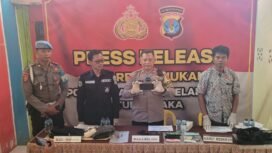 Jumpa pers kasus pengungkapan penipuan eks karywan Toko elektronik kepada pembeli freezer, Jumat (24/4/2026).
