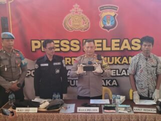 Jumpa pers kasus pengungkapan penipuan eks karywan Toko elektronik kepada pembeli freezer, Jumat (24/4/2026).