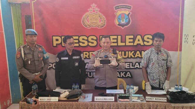 
					Jumpa pers kasus pengungkapan penipuan eks karywan Toko elektronik kepada pembeli freezer, Jumat (24/4/2026).