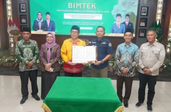 
					Bimbingan Teknis (Bimtek) Implementasi Kurikulum Berbasis Cinta (KBC) bagi guru Pendidikan Agama Islam dan guru Madrasah se-Kabupaten Nunukan yang mengusung tema ‘Cinta adalah Fondasi Membangun Karakter dan Kompetensi melalui Kurikulum Berbasis Cinta’, Sabtu (18/4/2026). Dok.Prokopim.