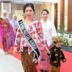 Penampilan Bunda PAUD , Nyonya Andi Annisa Mutia Irwan saat mengikuti Lomba Busana dan Wastra Nusantara dalam peringatan Hari Kartini 2026. Dok Prokopim.