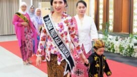 Penampilan Bunda PAUD , Nyonya Andi Annisa Mutia Irwan saat mengikuti Lomba Busana dan Wastra Nusantara dalam peringatan Hari Kartini 2026. Dok Prokopim.