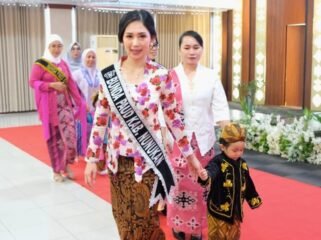 Penampilan Bunda PAUD , Nyonya Andi Annisa Mutia Irwan saat mengikuti Lomba Busana dan Wastra Nusantara dalam peringatan Hari Kartini 2026. Dok Prokopim.