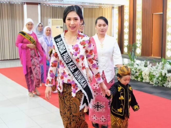 
					Penampilan Bunda PAUD , Nyonya Andi Annisa Mutia Irwan saat mengikuti Lomba Busana dan Wastra Nusantara dalam peringatan Hari Kartini 2026. Dok Prokopim.