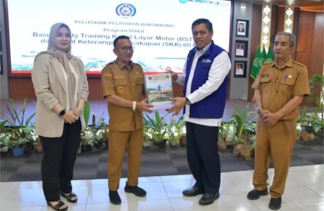 
					Pemerintah Kabupaten Nunukan, Kalimantan Utara, menggandeng Politeknik Pelayaran Barombong Makassar, untuk meningkatkan pengetahuan dan keahlian motoris di wilayah perbatasan RI – Malaysia, yang memiliki ketergantungan dengan transportasi laut. Dok.Prokopim.