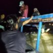 Upaya penyelematan dua ABK kapal jongkong bermuatan beras dan air mineral yang karam di Perairan Sungai Melayu, Kamis (17/4/2026).