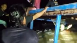 Upaya penyelematan dua ABK kapal jongkong bermuatan beras dan air mineral yang karam di Perairan Sungai Melayu, Kamis (17/4/2026).