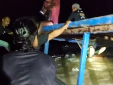 Upaya penyelematan dua ABK kapal jongkong bermuatan beras dan air mineral yang karam di Perairan Sungai Melayu, Kamis (17/4/2026).