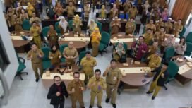 Para Peserta Bimtek Penyusunan Dokumen Persiapan Pengadaan dan Mini Kompetisi Dalam E-Purchasing Bagi Pejabat PPK dan PP di lingkungan Pemerintah Kabupaten Nunukan melakukan sesi foto bersama, Selasa (21/4/2026). Dok.Prokopim.