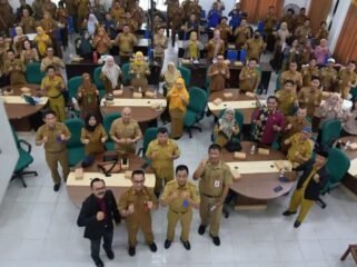 Para Peserta Bimtek Penyusunan Dokumen Persiapan Pengadaan dan Mini Kompetisi Dalam E-Purchasing Bagi Pejabat PPK dan PP di lingkungan Pemerintah Kabupaten Nunukan melakukan sesi foto bersama, Selasa (21/4/2026). Dok.Prokopim.