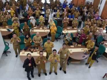 Para Peserta Bimtek Penyusunan Dokumen Persiapan Pengadaan dan Mini Kompetisi Dalam E-Purchasing Bagi Pejabat PPK dan PP di lingkungan Pemerintah Kabupaten Nunukan melakukan sesi foto bersama, Selasa (21/4/2026). Dok.Prokopim.
