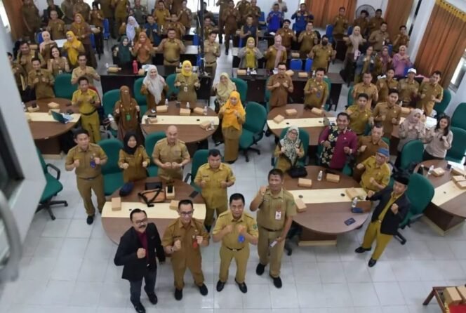 
					Para Peserta Bimtek Penyusunan Dokumen Persiapan Pengadaan dan Mini Kompetisi Dalam E-Purchasing Bagi Pejabat PPK dan PP di lingkungan Pemerintah Kabupaten Nunukan melakukan sesi foto bersama, Selasa (21/4/2026). Dok.Prokopim.