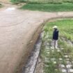 Petugas PDAM Nunukan memantau kondisi Embung Lapri yang kering kerontang. Dok.PDAM Nunukan.