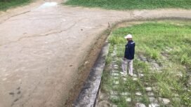 Petugas PDAM Nunukan memantau kondisi Embung Lapri yang kering kerontang. Dok.PDAM Nunukan.