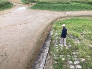 Petugas PDAM Nunukan memantau kondisi Embung Lapri yang kering kerontang. Dok.PDAM Nunukan.