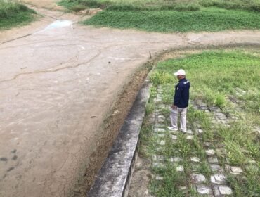 Petugas PDAM Nunukan memantau kondisi Embung Lapri yang kering kerontang. Dok.PDAM Nunukan.