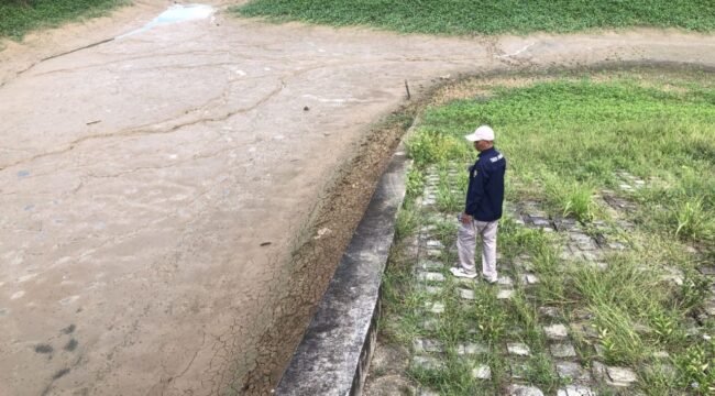 Petugas PDAM Nunukan memantau kondisi Embung Lapri yang kering kerontang. Dok.PDAM Nunukan.