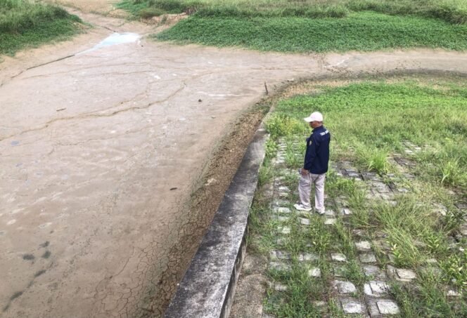 
					Petugas PDAM Nunukan memantau kondisi Embung Lapri yang kering kerontang. Dok.PDAM Nunukan.