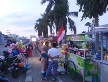 Sejumlah gerobak PKL di alun alun Nunukan. Pemkab Nunukan berencana merenovasi alun alun, sehingga butuh merelokasi para PKL. Dok.Icang.