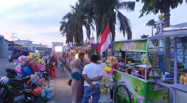 Sejumlah gerobak PKL di alun alun Nunukan. Pemkab Nunukan berencana merenovasi alun alun, sehingga butuh merelokasi para PKL. Dok.Icang.