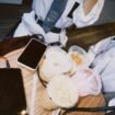 Aneka minuman yang dikemas dengan gelas plastik, kini mengalami kenaikan harga. Dok.Reyna.