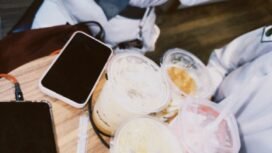 Aneka minuman yang dikemas dengan gelas plastik, kini mengalami kenaikan harga. Dok.Reyna.