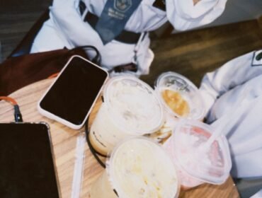 Aneka minuman yang dikemas dengan gelas plastik, kini mengalami kenaikan harga. Dok.Reyna.