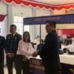 Hari Bakti Pemasyarakatan (HBP) ke-62, Lapas Nunukan berikan bantuan gerobak untuk mendukung ekonomi keluarga WBP. Dok.Lapas Nunukan.