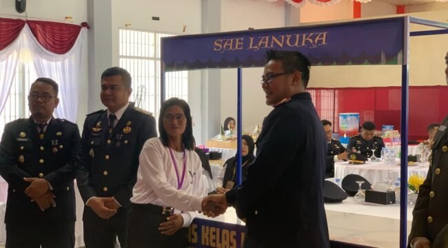 Hari Bakti Pemasyarakatan (HBP) ke-62, Lapas Nunukan berikan bantuan gerobak untuk mendukung ekonomi keluarga WBP. Dok.Lapas Nunukan.